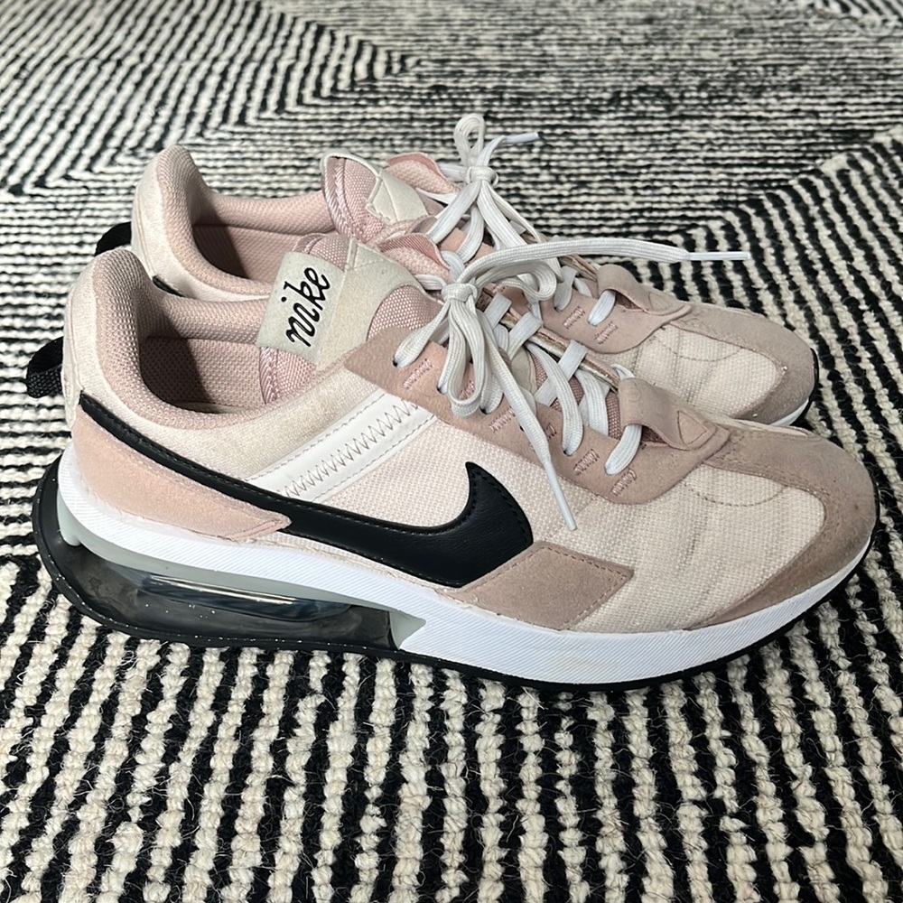 Nike WMNS Air Max Pre-Day Sneakers